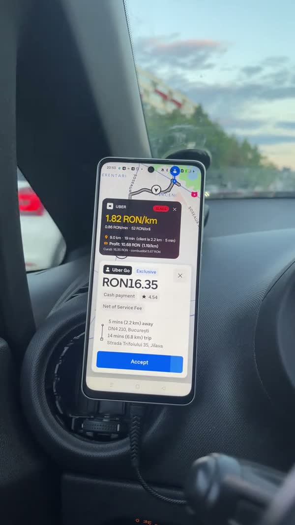 Telefon în suport: RideCheetah arată 1,82 RON/km peste o cursă Uber